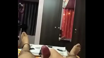 Un mec noir qui bat sa bite porno gay