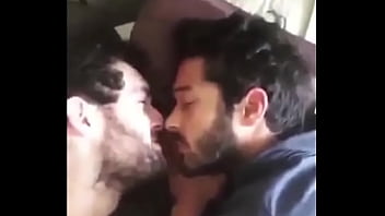 Quente gay nu jock college beijo inter-racial